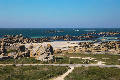 Chemins de sable entre landes et chaos granitiques au bord de mer, Meneham, couleur