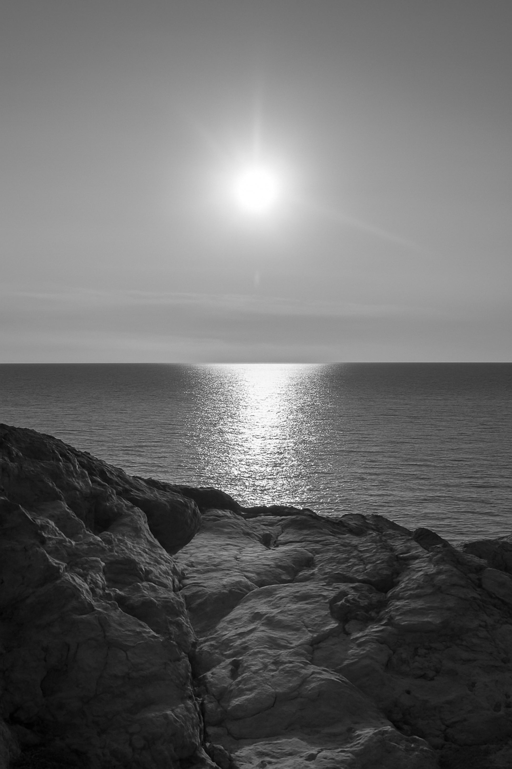 Soleil rasant et rochers dorés au bord de la Méditerranée, Port d’Alon, noir et blanc