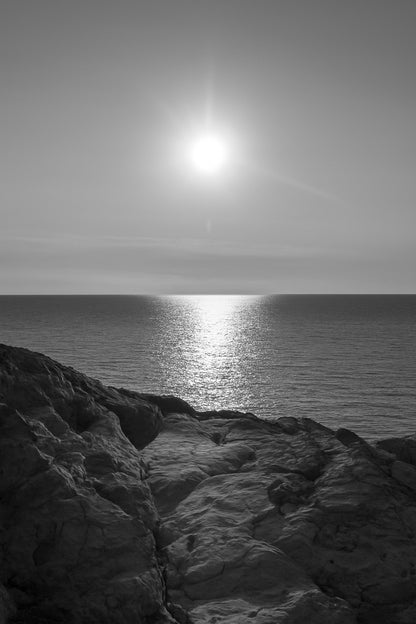 Soleil rasant et rochers dorés au bord de la Méditerranée, Port d’Alon, noir et blanc