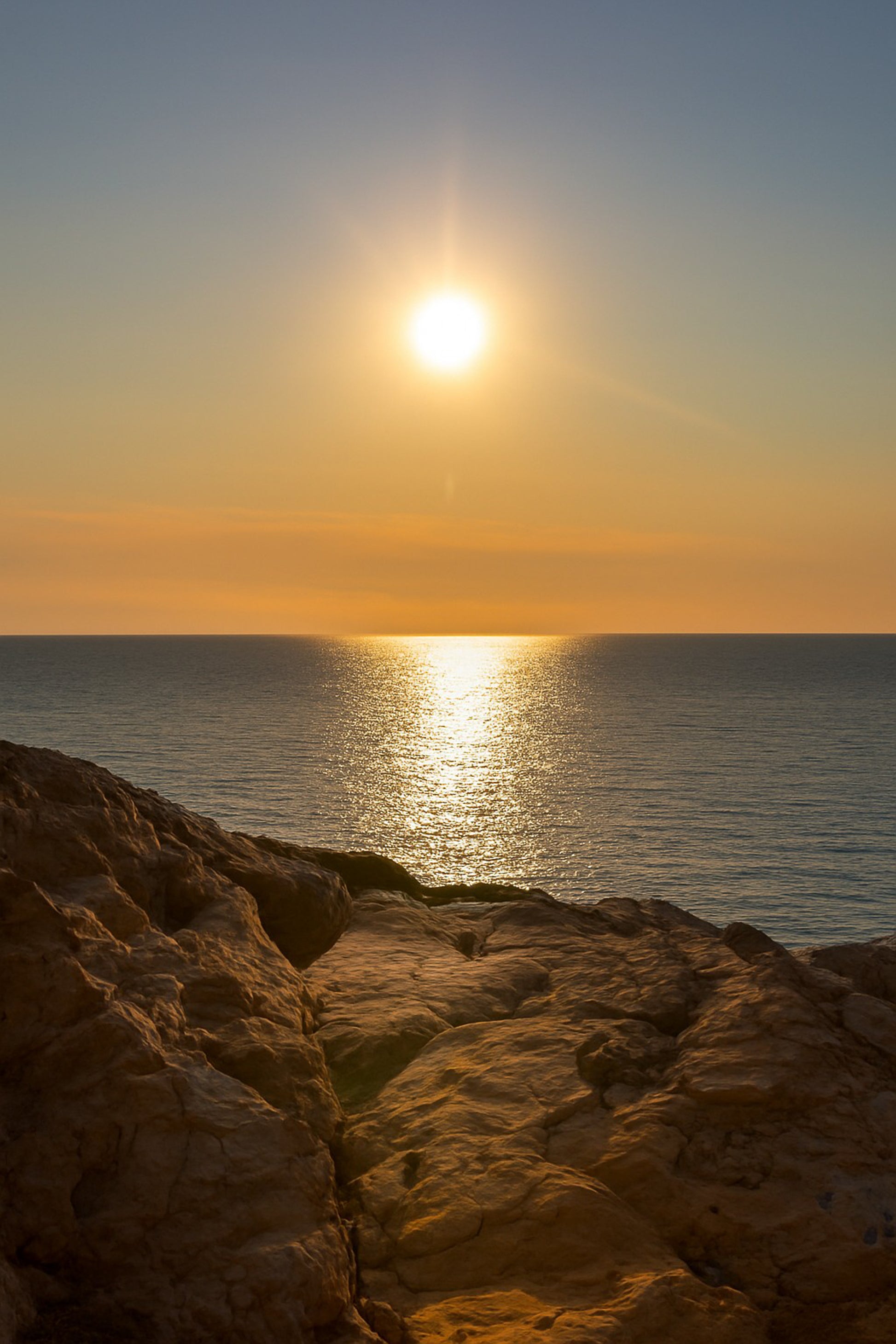 Soleil rasant et rochers dorés au bord de la Méditerranée, Port d’Alon