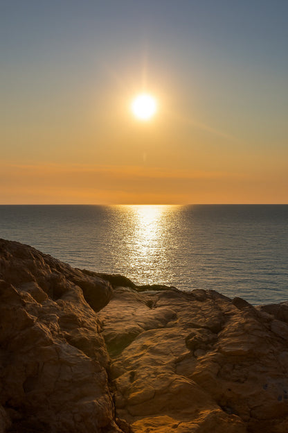 Soleil rasant et rochers dorés au bord de la Méditerranée, Port d’Alon