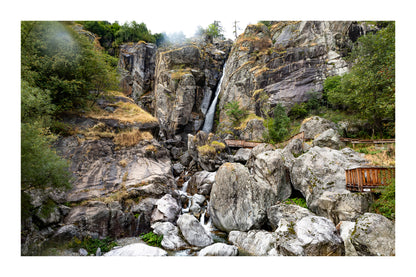 Panorama de la cascade du Ray entourée de falaises et de blocs rocheux, ambiance montagneuse, couleur avec bordure