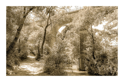 Viaduc de pierre traversant une vallée boisée au-dessus de la rivière de l’Arc, vintage avec bordure