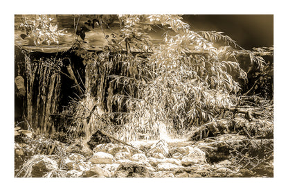 Petite chute d’eau de l’Arc éclairée par un rayon de soleil à travers les branches, vintage avec bordure