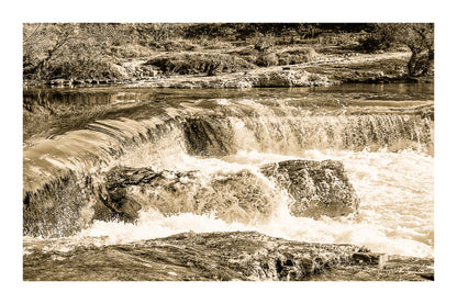 Chute de la cascade du Sautadet vue de près, rideau d’eau doré glissant sur la roche avant de se briser en écume blanche, vintage avec bordure