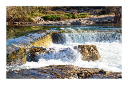 Chute de la cascade du Sautadet vue de près, rideau d’eau doré glissant sur la roche avant de se briser en écume blanche avec bordure