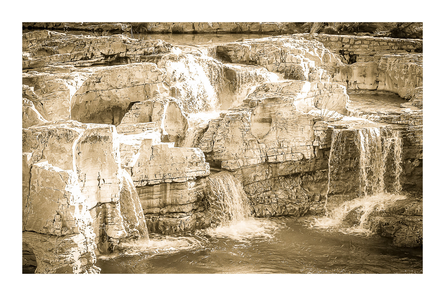 Ensemble de chutes superposées tombant dans un bassin turquoise à la cascade du Sautadet, vintage avec bordure