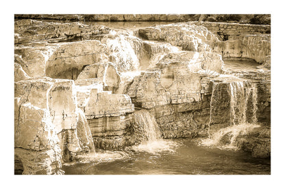 Ensemble de chutes superposées tombant dans un bassin turquoise à la cascade du Sautadet, vintage avec bordure