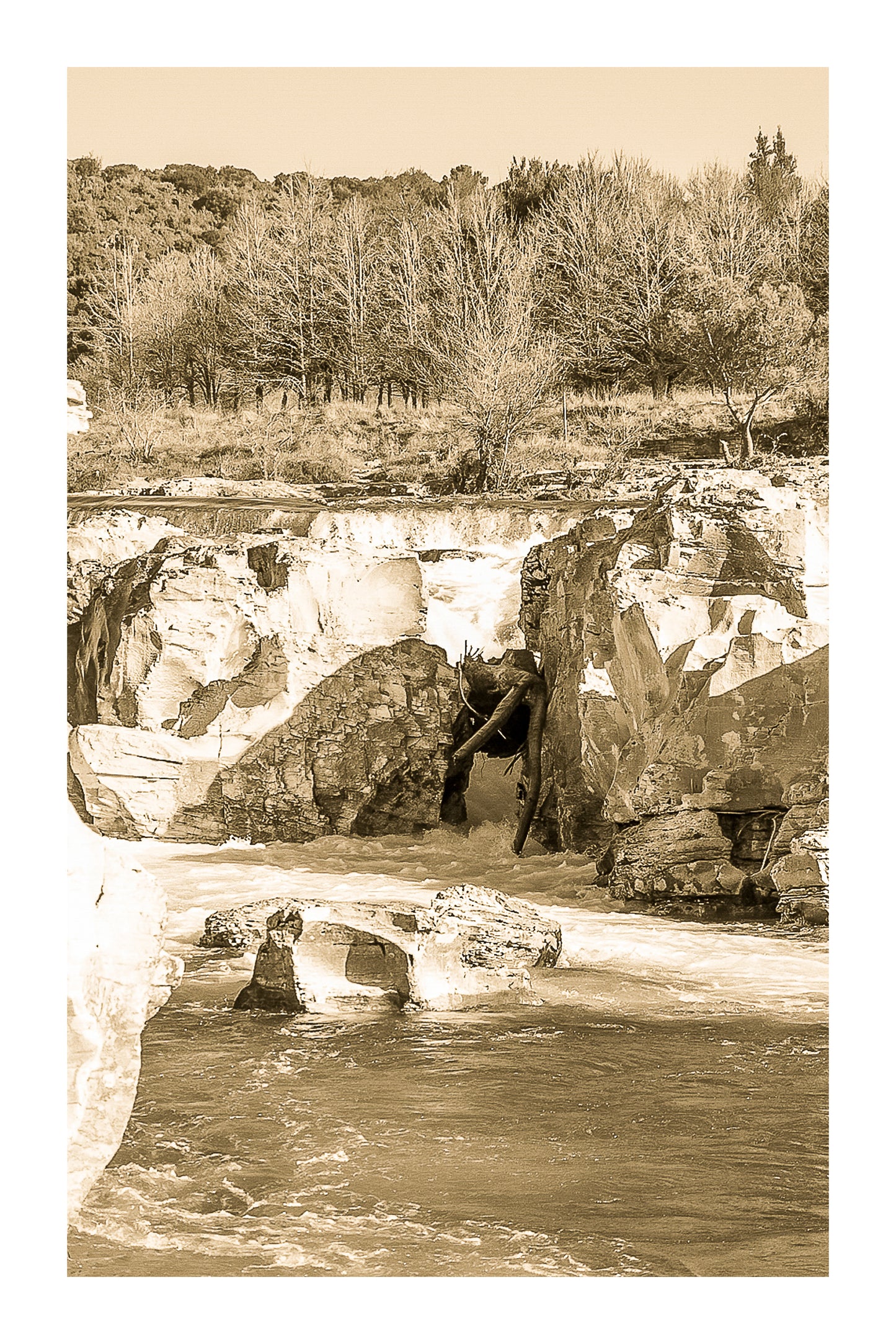 Étroit passage rocheux où la rivière Cèze s’engouffre entre les parois à la cascade du Sautadet, vintage avec bordure
