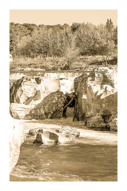 Étroit passage rocheux où la rivière Cèze s’engouffre entre les parois à la cascade du Sautadet, vintage avec bordure