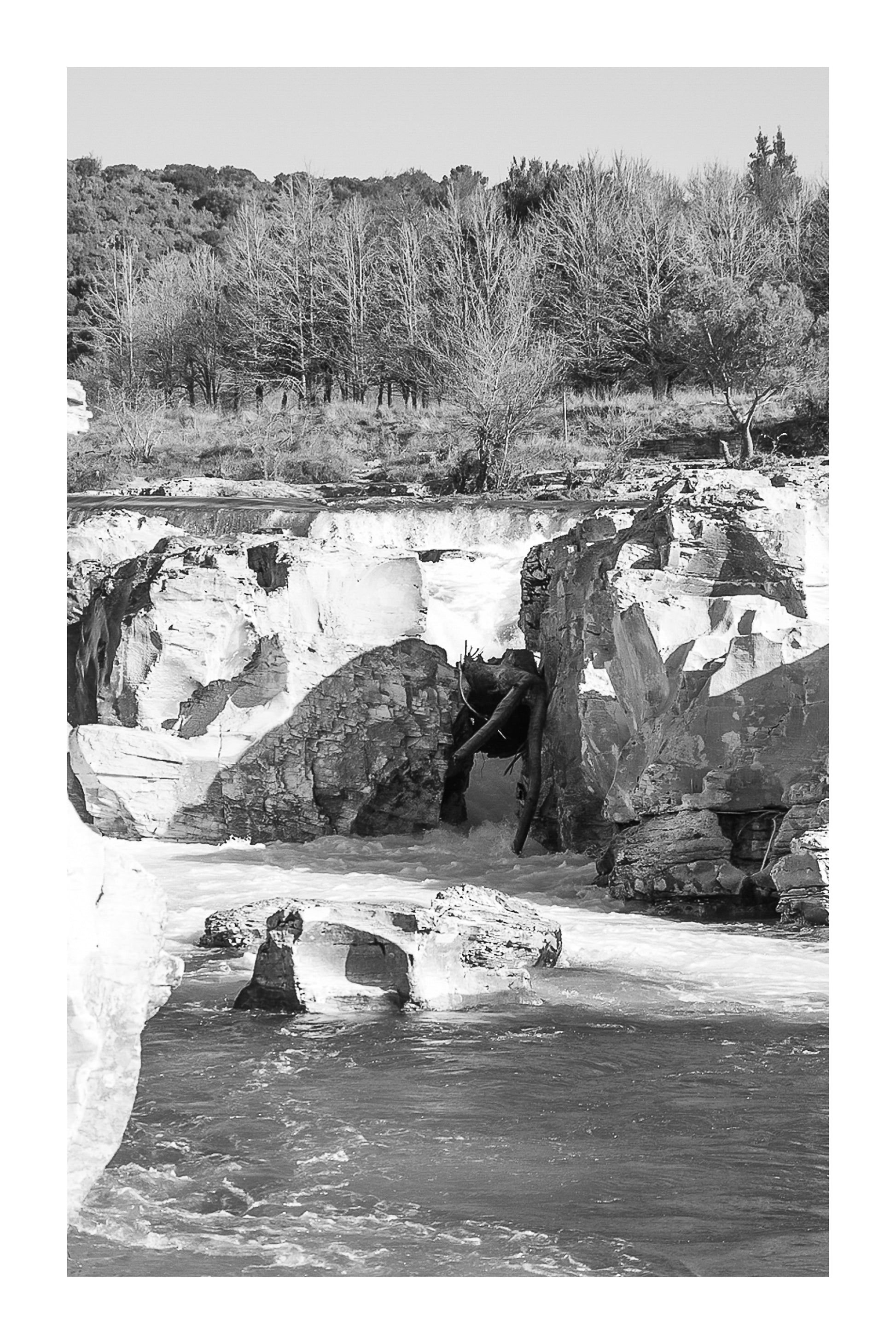 Étroit passage rocheux où la rivière Cèze s’engouffre entre les parois à la cascade du Sautadet, noir et blanc avec bordure