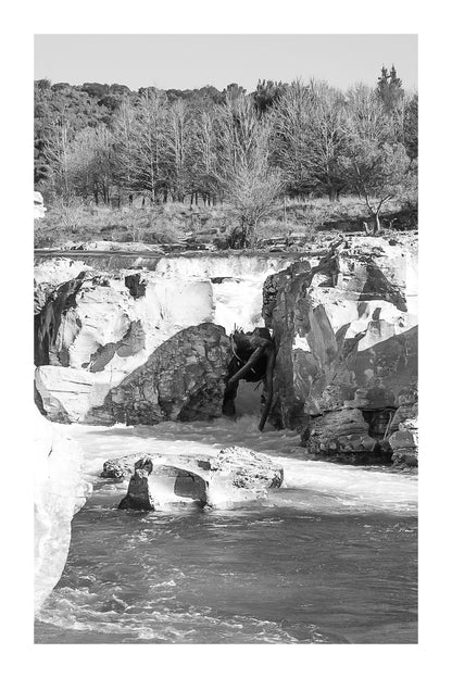 Étroit passage rocheux où la rivière Cèze s’engouffre entre les parois à la cascade du Sautadet, noir et blanc avec bordure