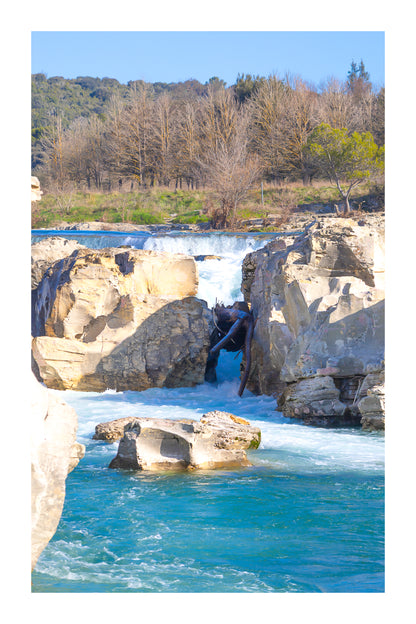 Étroit passage rocheux où la rivière Cèze s’engouffre entre les parois à la cascade du Sautadet avec bordure