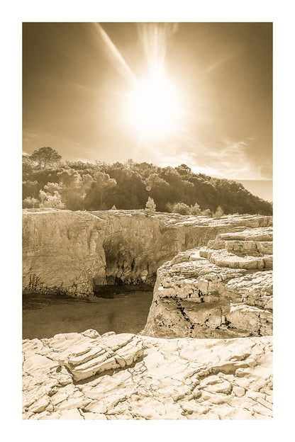 Soleil au zénith au-dessus des falaises claires et de l’eau bleu profond à la cascade du Sautadet, vintage avec bordure