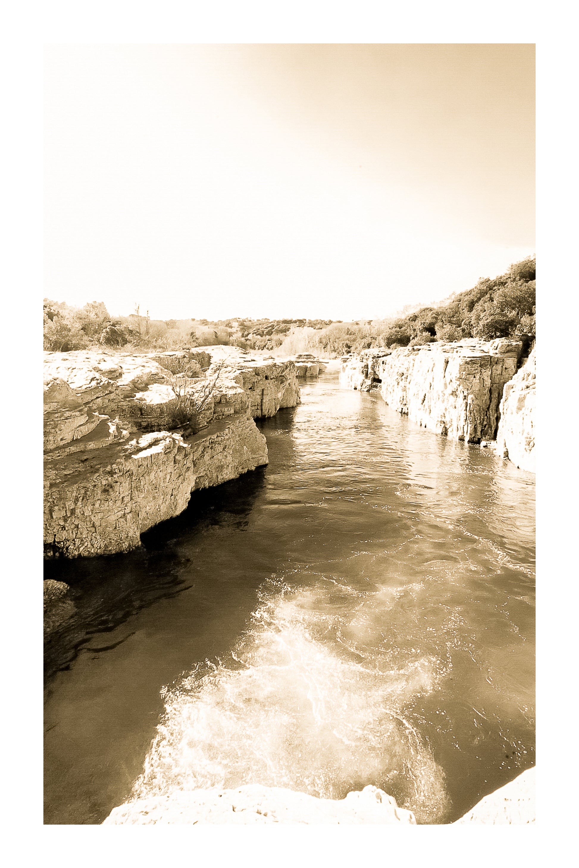 Bras de la Cèze encaissé entre deux parois calcaires, eau émeraude et remous en premier plan, vintage avec bordure