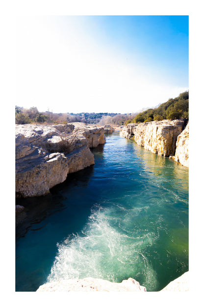 Bras de la Cèze encaissé entre deux parois calcaires, eau émeraude et remous en premier plan avec bordure