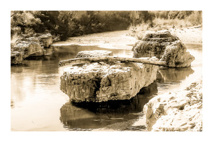 Gros rocher au milieu de la rivière Cèze avec un tronc posé en travers à la cascade du Sautadet, vintage avec bordure