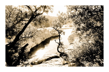Courbe de la rivière Cèze vue à travers un encadrement d’arbres et de rochers à la cascade du Sautadet, vintage avec bordure