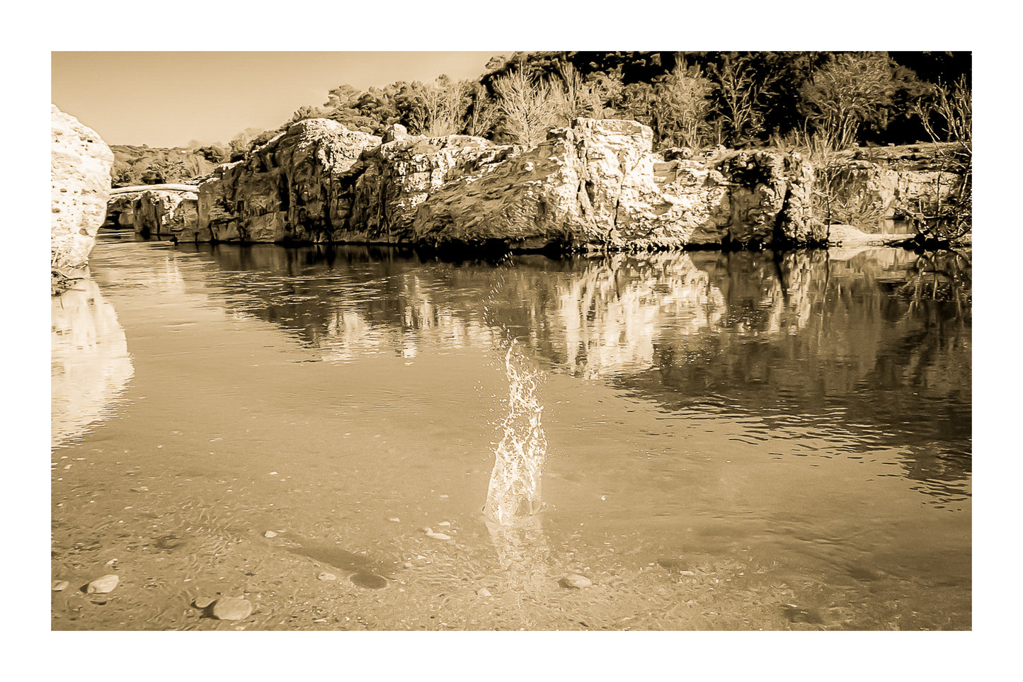 Goutte d’eau éclatant en gerbe au centre de la rivière turquoise à la cascade du Sautadet, falaises claires en reflet, vintage avec bordure