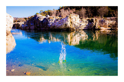 Goutte d’eau éclatant en gerbe au centre de la rivière turquoise à la cascade du Sautadet, falaises claires en reflet avec bordure