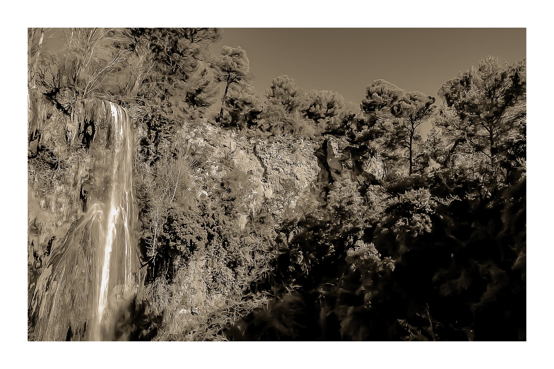 Paroi rocheuse orangée et pins verts dominant la cascade de Sillans sous un ciel bleu intense, version sépia avec bordure