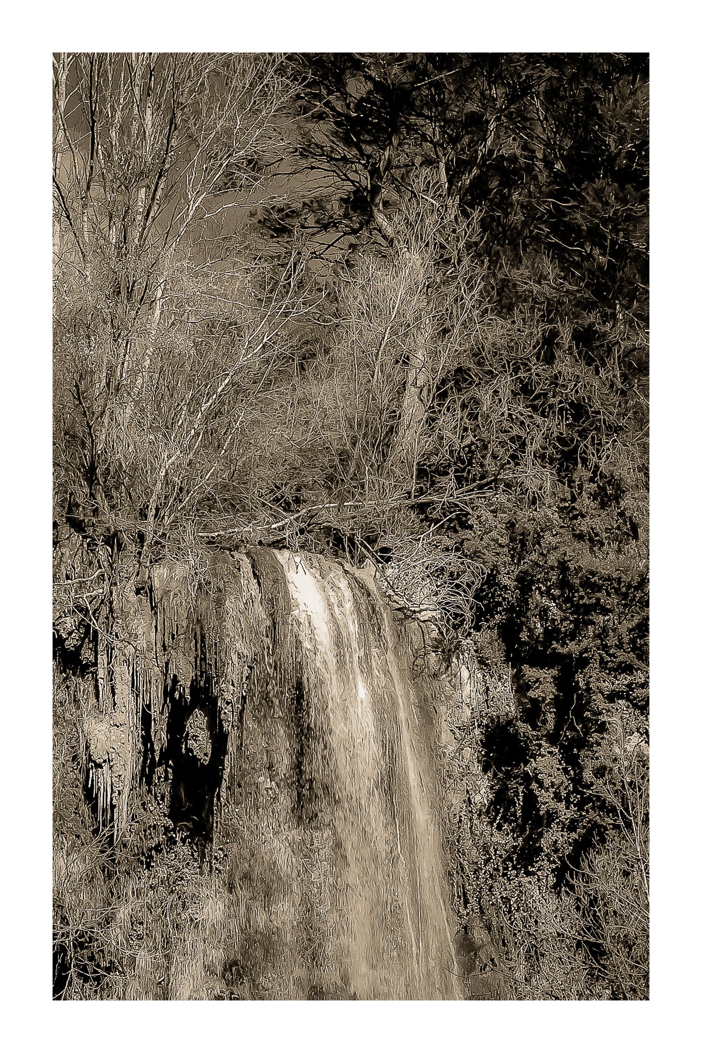 Gros plan vertical sur la cascade de Sillans avec eau ruisselante et mousses vertes accrochées à la falaise, vintage avec bordure