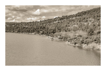 Rive du lac de Sainte-Croix aux eaux turquoise, bordée de pinèdes et de collines ocres, vintage avec bordure