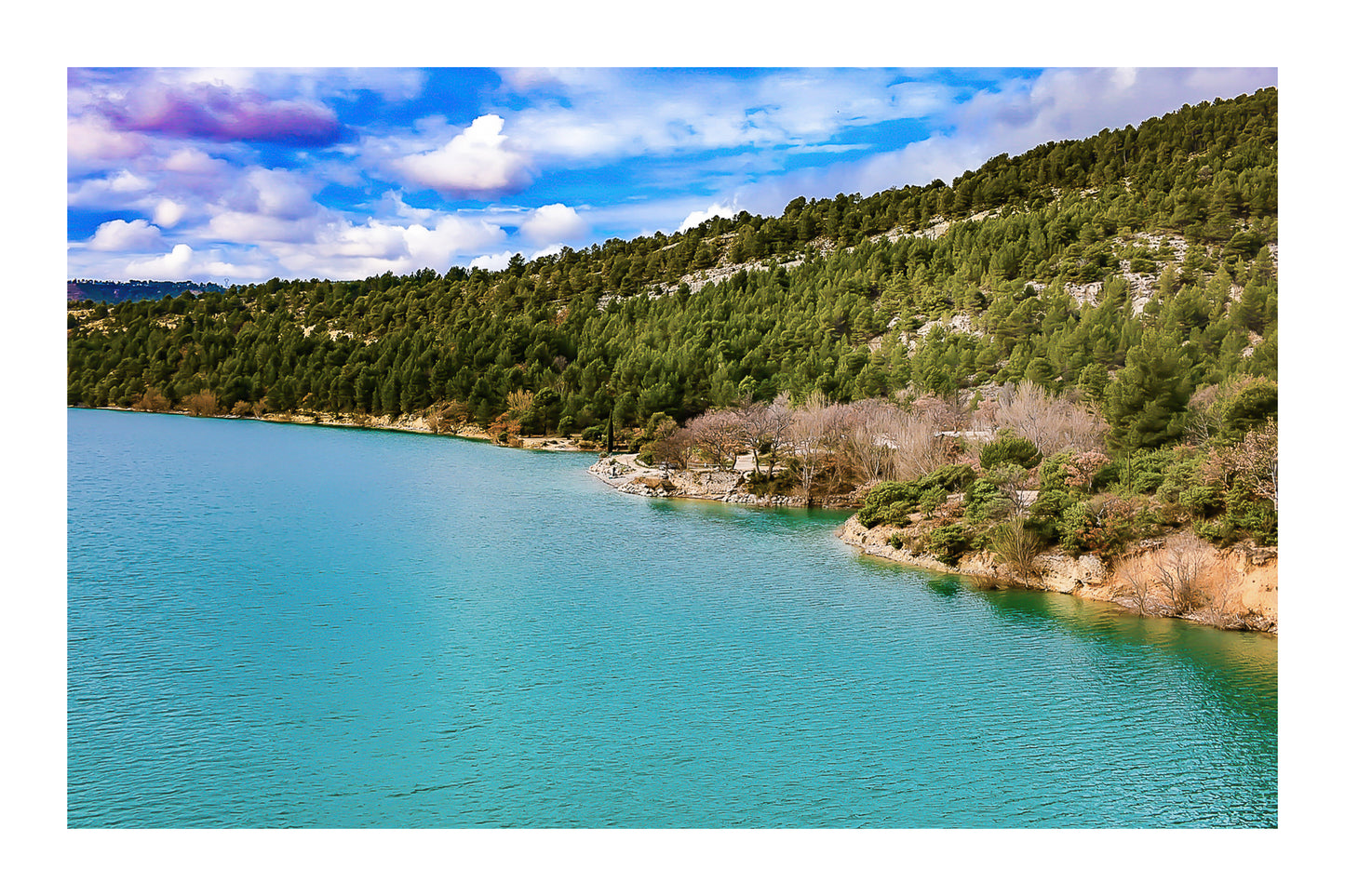 Rive du lac de Sainte-Croix aux eaux turquoise, bordée de pinèdes et de collines ocres avec bordure