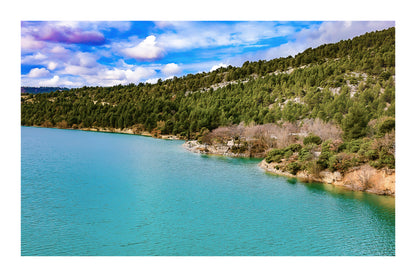 Rive du lac de Sainte-Croix aux eaux turquoise, bordée de pinèdes et de collines ocres avec bordure