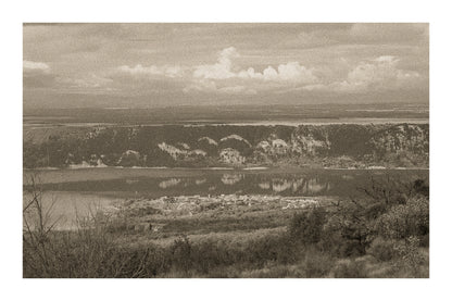 Village provençal posé au bord du lac de Sainte-Croix, falaises et reflets dorés sur l’eau calme, vintage avec bordure