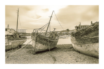 Vieille coque bleue au centre des épaves sur galets, ville de Camaret au fond, vintage avec bordure