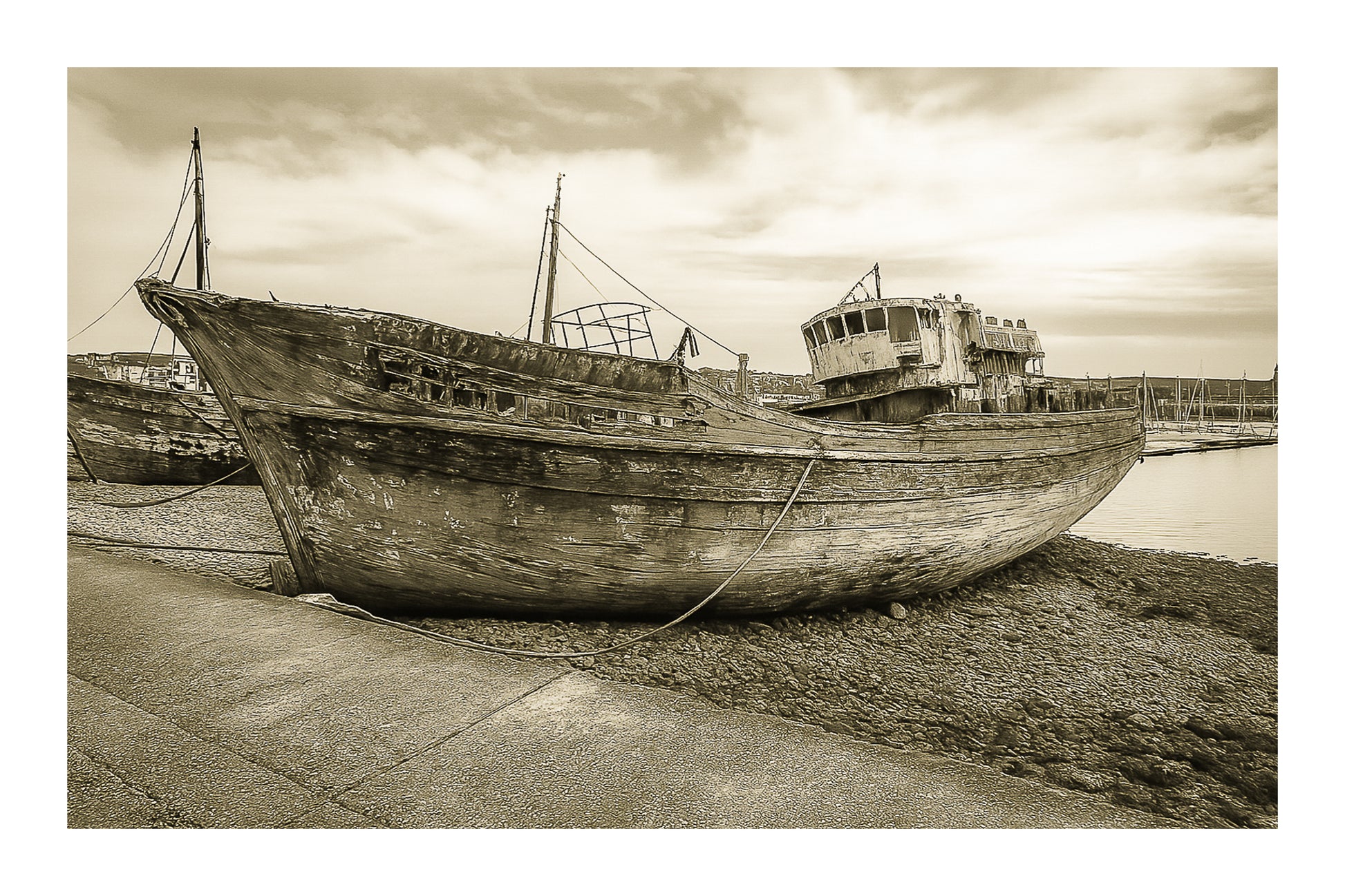 Grand chalutier rouillé échoué à marée basse, coque bleue écaillée, port de Camaret, vintage avec bordure
