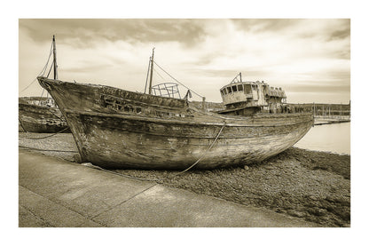 Grand chalutier rouillé échoué à marée basse, coque bleue écaillée, port de Camaret, vintage avec bordure