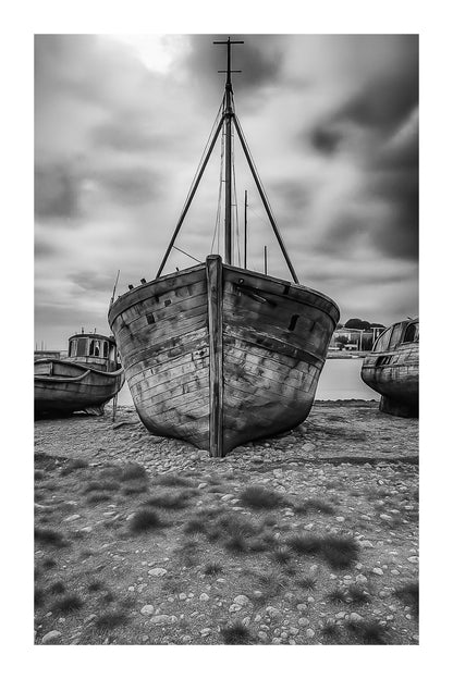 Épave bleue de face avec mât en croix, deux bateaux échoués de chaque côté, ciel d’orage à Camaret, noir et blanc avec bordure