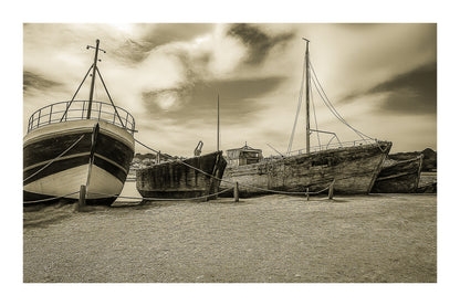 Trois bateaux en bois alignés sur la grève à Camaret, ciel nuageux et port en arrière-plan, vintage avec bordure