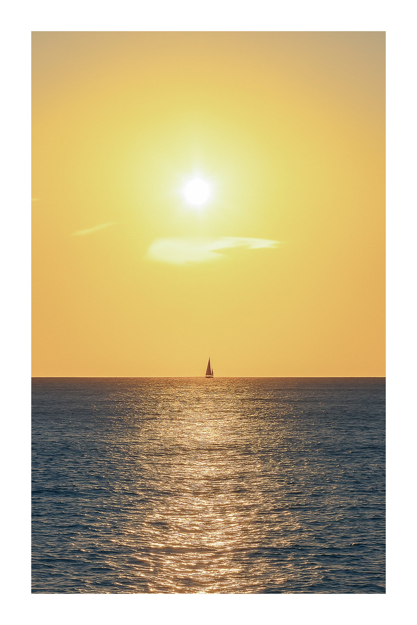 voilier solitaire naviguant dans le reflet du soleil couchant à Carry-le-Rouet format vertical avec bordure