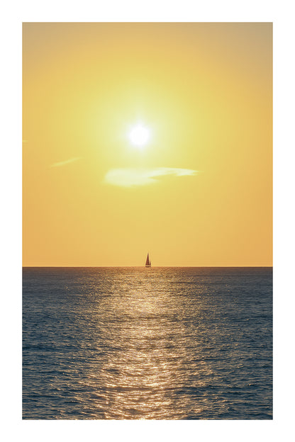 voilier solitaire naviguant dans le reflet du soleil couchant à Carry-le-Rouet format vertical avec bordure