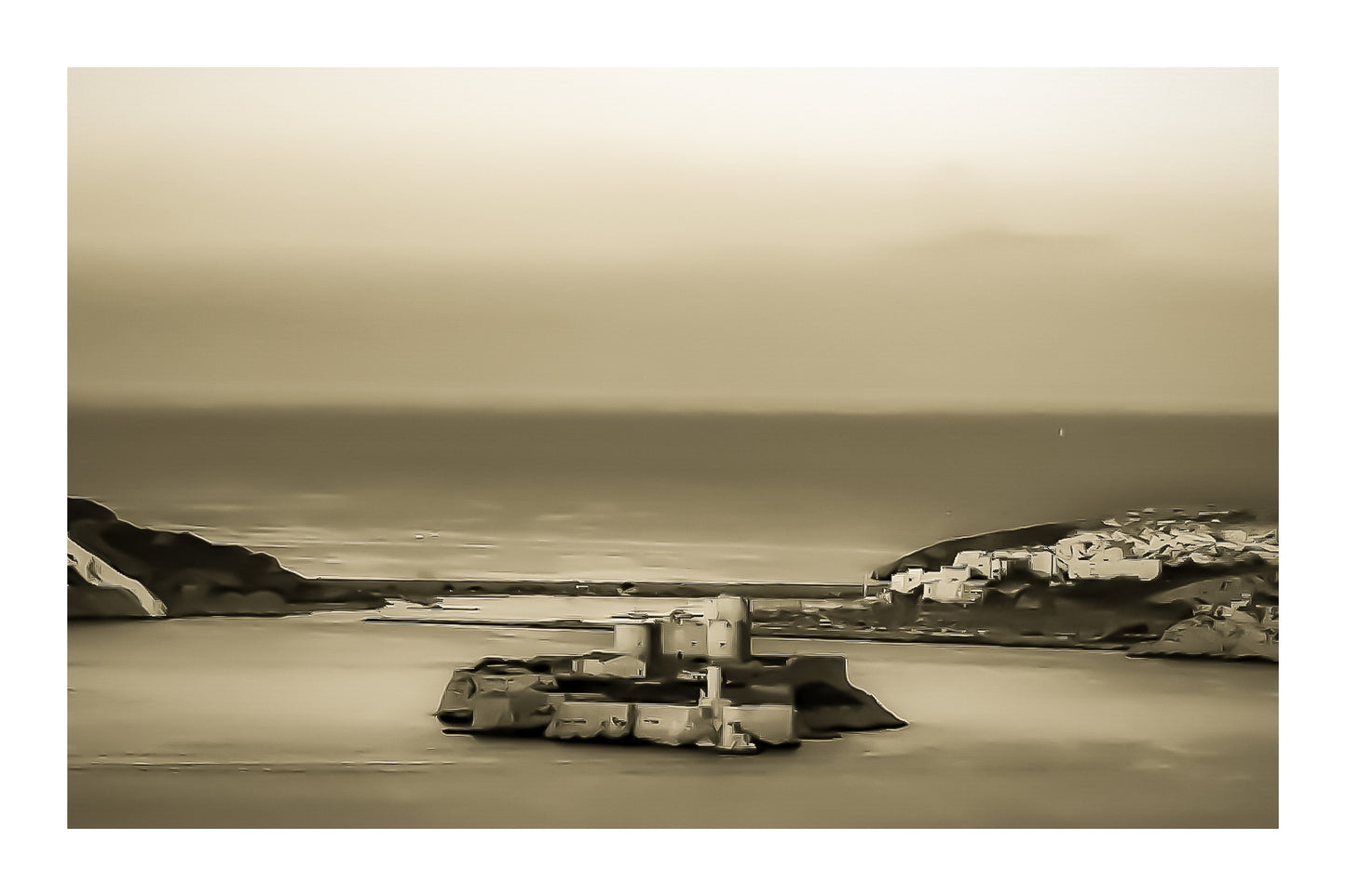 Château d’If sous la lumière dorée, ciel dégradé rose sur la mer calme – archipel du Frioul, Marseille, vintage avec bordure