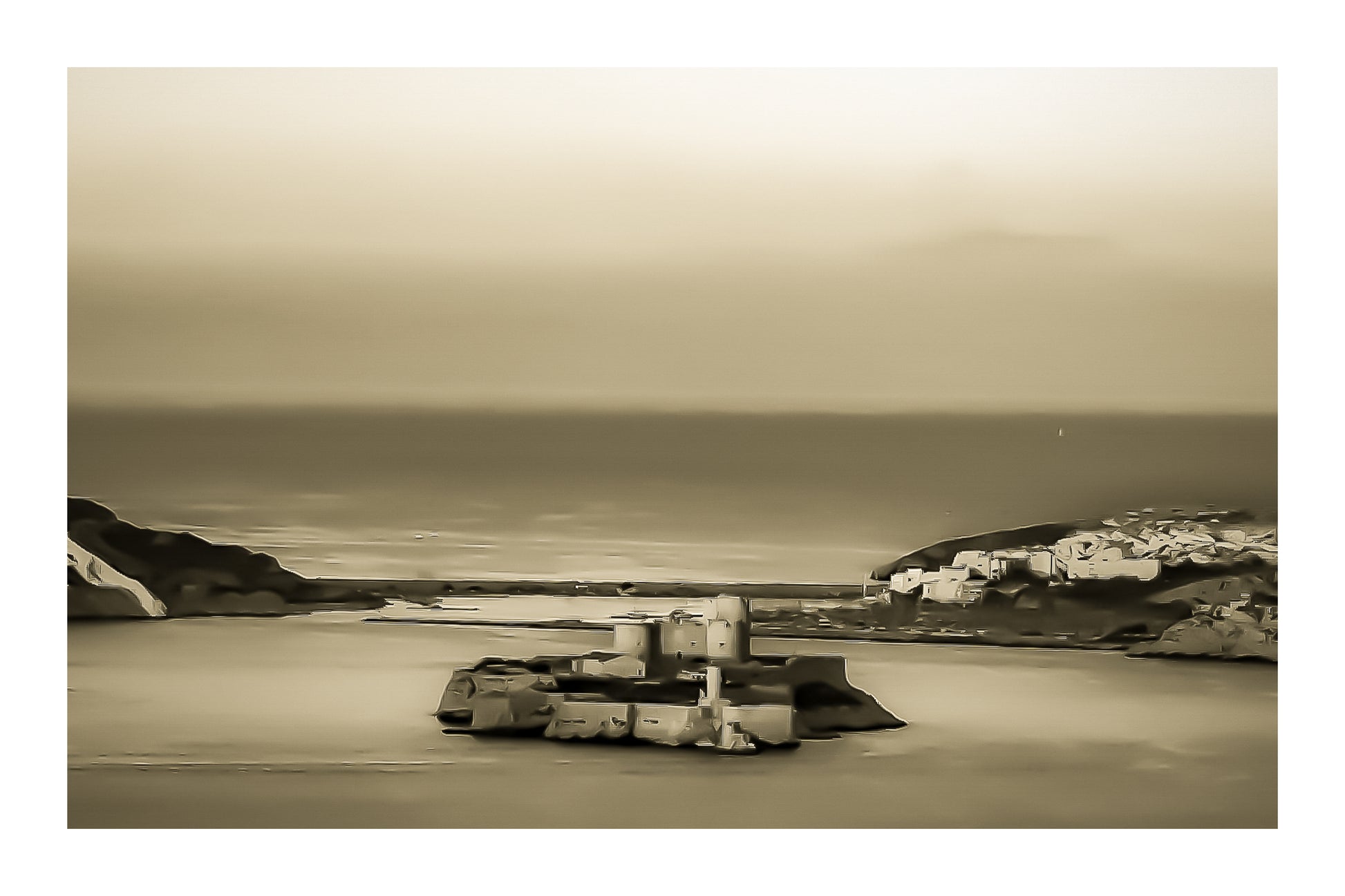 Château d’If sous la lumière dorée, ciel dégradé rose sur la mer calme – archipel du Frioul, Marseille, vintage avec bordure