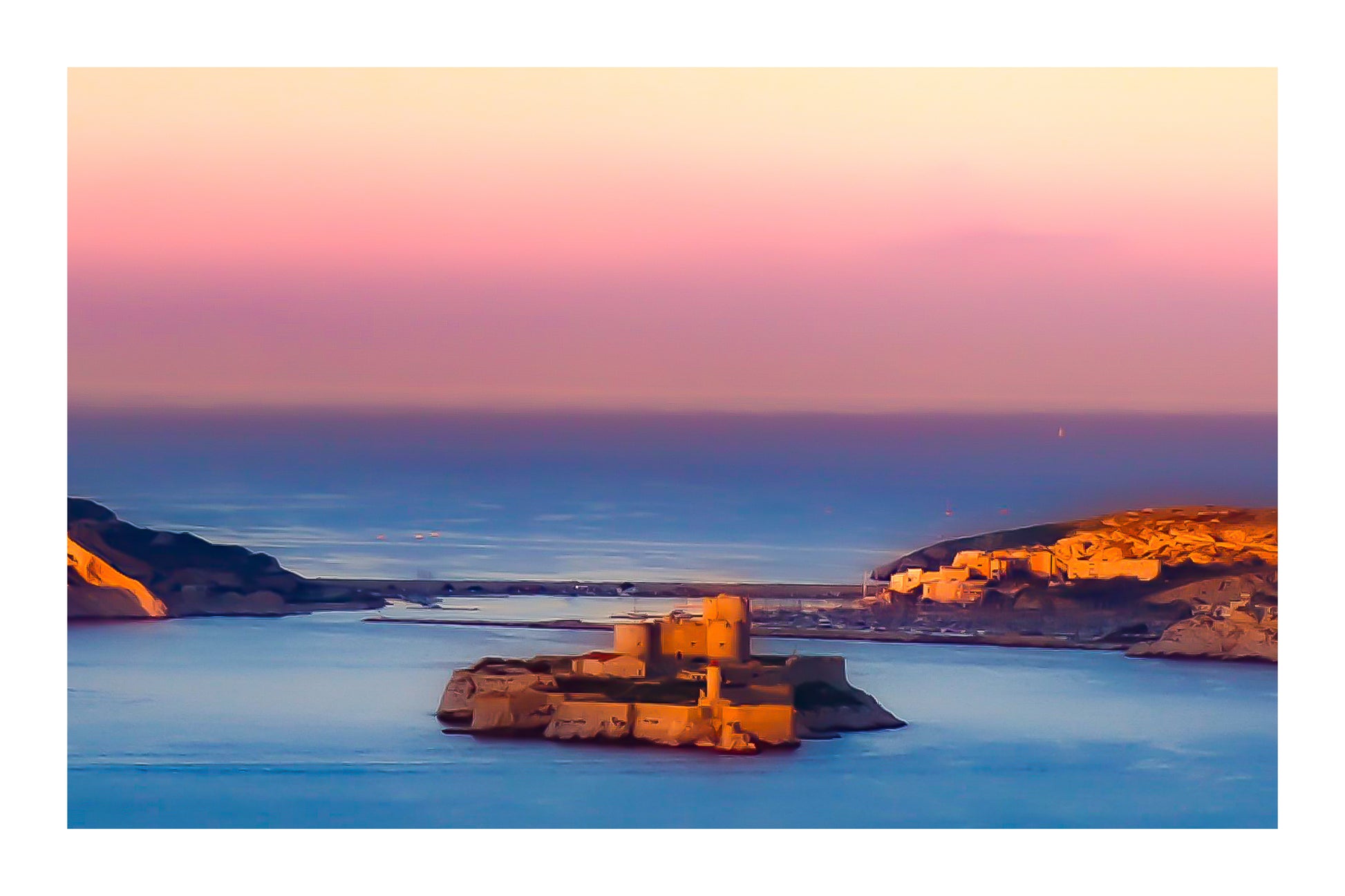Château d’If sous la lumière dorée, ciel dégradé rose sur la mer calme – archipel du Frioul, Marseille, avec bordure