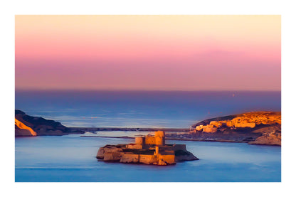 Château d’If sous la lumière dorée, ciel dégradé rose sur la mer calme – archipel du Frioul, Marseille, avec bordure