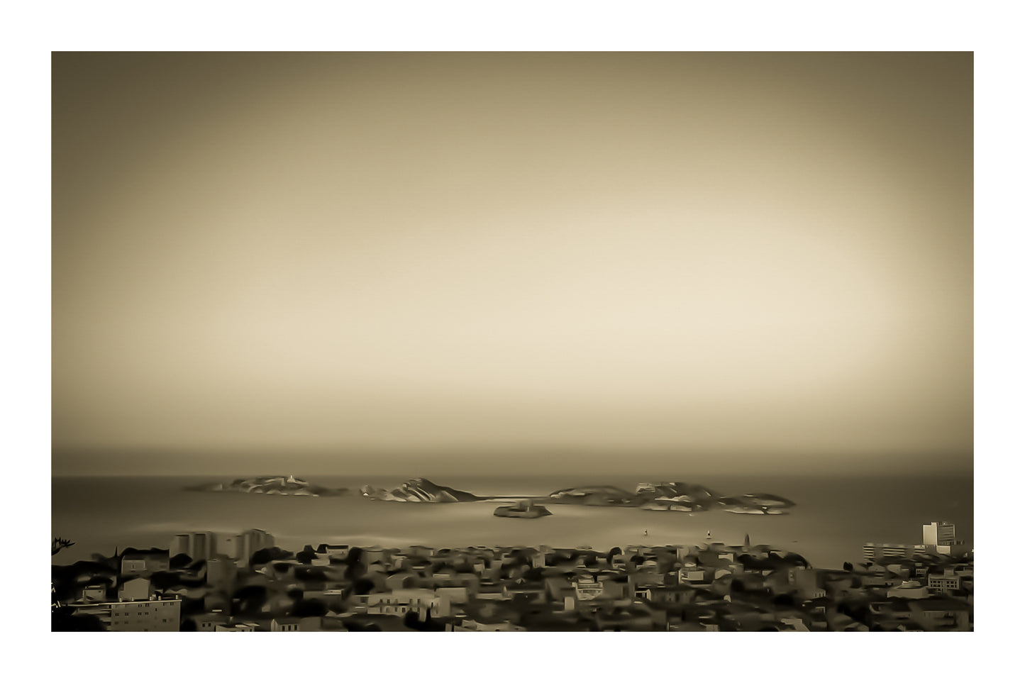Panorama de Marseille avec les îles du Frioul et le Château d’If à l’horizon au soleil couchant, vintage avec bordure