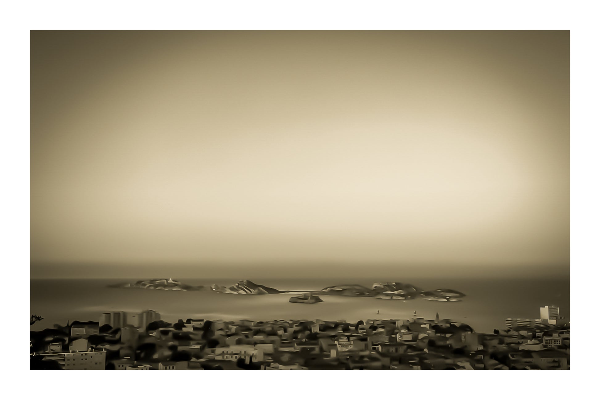 Panorama de Marseille avec les îles du Frioul et le Château d’If à l’horizon au soleil couchant, vintage avec bordure