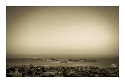 Panorama de Marseille avec les îles du Frioul et le Château d’If à l’horizon au soleil couchant, vintage avec bordure