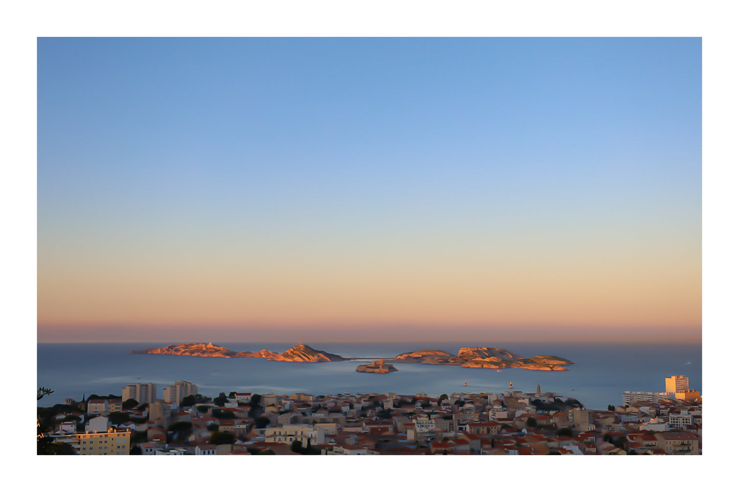 Panorama de Marseille avec les îles du Frioul et le Château d’If à l’horizon au soleil couchant avec bordure