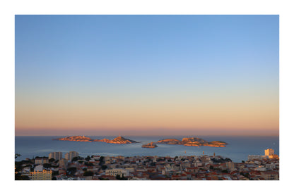Panorama de Marseille avec les îles du Frioul et le Château d’If à l’horizon au soleil couchant avec bordure