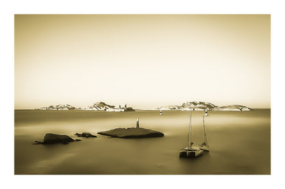 Longue exposition depuis la corniche : balise et bateaux au premier plan, Château d’If et îles du Frioul illuminés par le coucher de soleil, vintage avec bordure