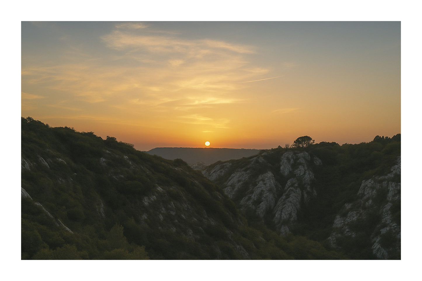 Coucher de soleil doré derrière les collines rocheuses vu depuis le barrage de Bimont, ciel doux et vallons sombres avec bordure