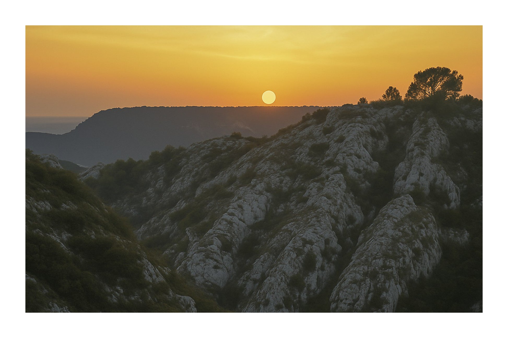 Soleil rond effleurant l’horizon au-dessus d’un vallon de roches blanches, teintes orange depuis le barrage de Bimont avec bordure