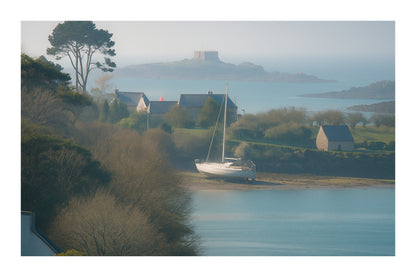 Voilier à marée basse devant un village breton, avec un petit fort sur îlot à l’horizon, avec bordure